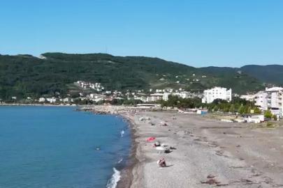Cide’de selin ardından vatandaşlar sahillerde denize girmeye başladı