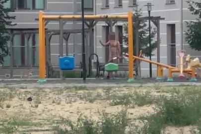 Çocuk parkında elinde bıçakla cinnet geçiren şahsı polisler ikna etti