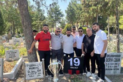 Çorum FK’nın şampiyonluk kupası, emektar gazetecisinin kabrine götürüldü