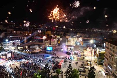 Çorum’da festival coşkusu havai fişek gösterisiyle zirveye çıktı