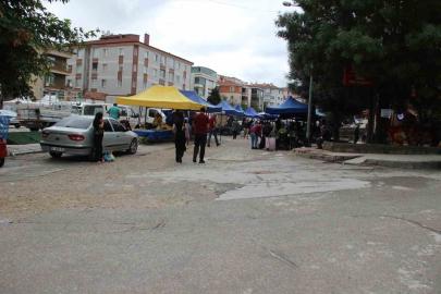 Çorum’da sağanak pazarcılara zor anlar yaşattı
