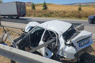 Çorum’da tırla çarpışan otomobil bariyerlere saplandı: 1 yaralı