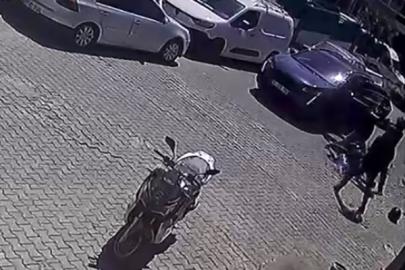 Çukurdan kaçmak için yavaşlayan motosikletliyi böyle darp etti