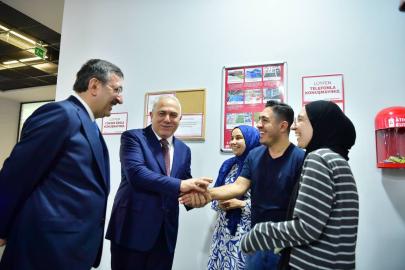 Cumhurbaşkanı Yardımcısı Cevdet Yılmaz, Fatih Merkez Kütüphanesi’ni ziyaret etti