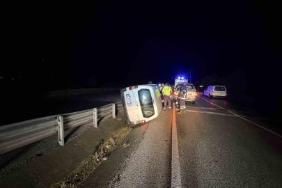 D100’de hafif ticari araç devrildi, sürücü kayıplara karıştı