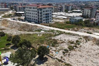 Defne Belediyesi’nin kaçak dökümlere ’Dur’ diyememesi, sokakta moloz dağları oluşmasına neden oldu