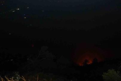 Denizli’deki orman yangını gece saatlerinde rüzgarın etkisiyle tekrardan etkili oldu