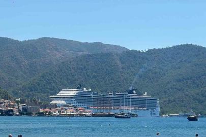 Dev yolcu gemisi Marmaris’e 5 bin yolcu ve mürettebatıyla demir attı