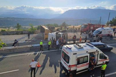 Devrilen çakıl yüklü tır alev aldı: 1 yaralı