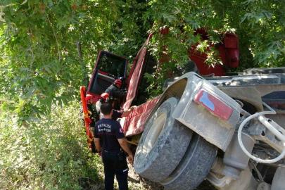 Devrilen çekici çınar ağacına takıldı sürücü araç içinde sıkıştı