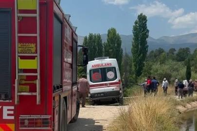 Devrilen traktörün üzerinden yola savrulan genç kadın hayatını kaybetti