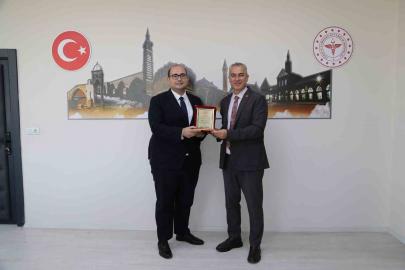 Diyarbakır Sağlık Müdürü Emre Asiltürk’ten Dicle İlçe Sağlık Müdürü Uzm. Dr. Fırat Köse’ye plaket