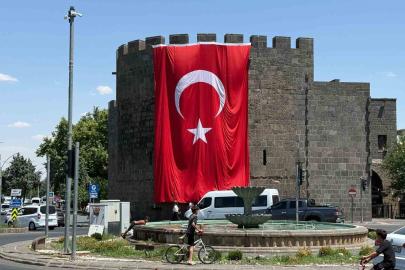 Diyarbakır surlarına dev Türk bayrağı asıldı