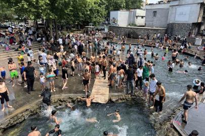 Diyarbakır’da sıcağı gören çocuklar Anzele’ye koştu