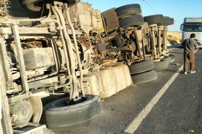 Diyarbakır’da tır şarampole devrildi: 1 yaralı