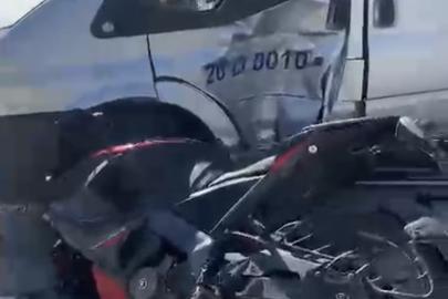 Dolmuşa yandan çarpan motosikletin sürücüsü yaralandı