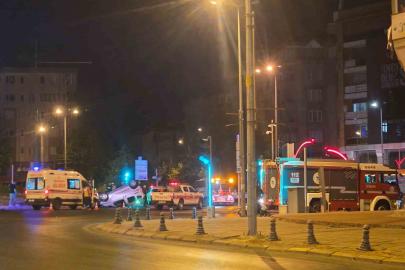 Dönel kavşakta araç takla attı, sürücü firar etti