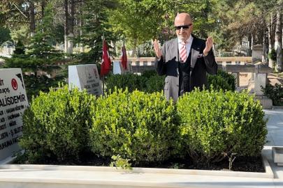 Dönemin Özel Kuvvetler Komutanı Aksakallı, Şehit Ömer Halisdemir’in kabrini ziyaret etti: "15 Temmuz, tarihi bir dönüm noktasıdır"