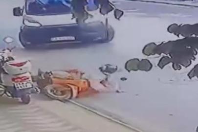 Dönüş yapan minibüs motosiklete böyle çarptı