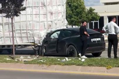 Dorseye çarpan Tesla hurdaya döndü: 1 yaralı