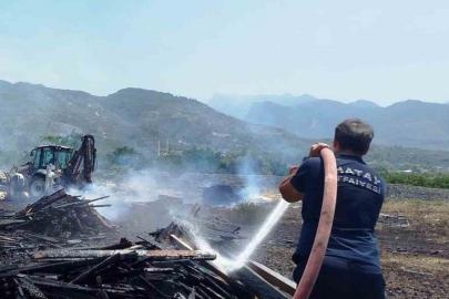 Dörtyol’da palet atölyesinde yangın çıktı