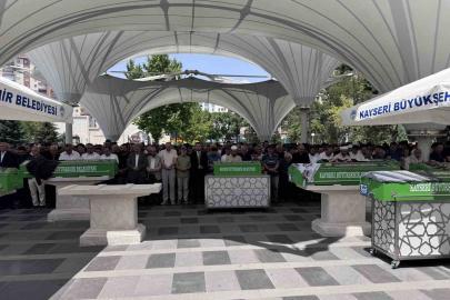 Düğün konvoyundaki kazada hayatını kaybeden genç kadın toprağa verildi
