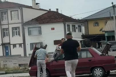Dumanların yükseldiği otomobile duyarlı sürücü müdahale etti