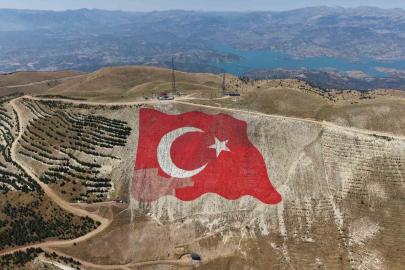 Dünyanın en büyük Türk bayrağı yeniden eski görkemine kavuştu