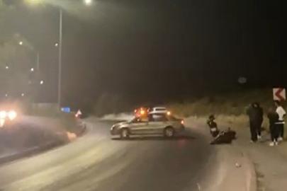 Düştüğü ıslak yolu kayda alırken, kadrajına başka bir kaza girdi