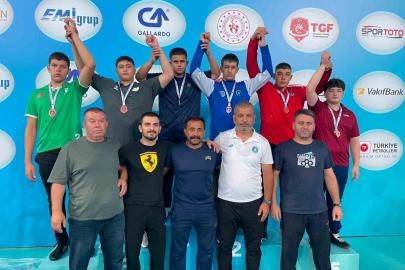 Düzceli minik güreşçilerden Türkiye derecesi