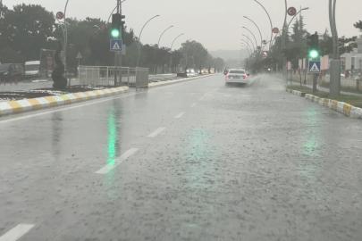 Edirne’de sağanak yağış yolları göle çevirdi