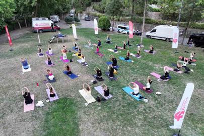 Efeler’de açık hava yoga etkinliği yoğun ilgi gördü