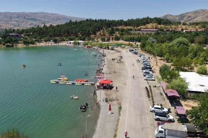 Ege ve Akdeniz sahillerini aratmayan görüntüler: Doğu’nun saklı denizi tatilcilerin akınına uğradı