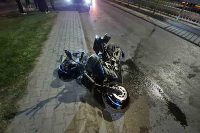 Ehliyetsiz sürücünün kullandığı motosiklet kaldırıma çarptı: 1 yaralı