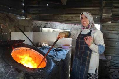 Ekmek parasını kavurucu sıcakta tandır ateşinin içinden çıkaran kadınlar sıcağa dayanabilmek için litrelerce su tüketiyorlar