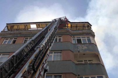 Elazığ’da 5 katlı binanın çatısında yangın: 1 kişi dumandan etkilendi
