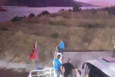 Elazığ’da fırtına etkili oldu: Feribot iskeleye yanaşamadı