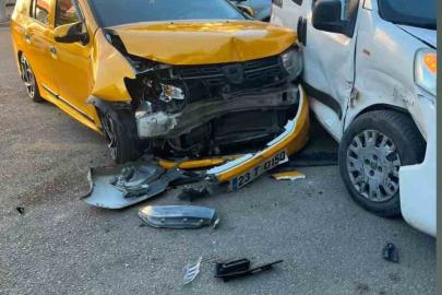 Elazığ’da hafif ticari araçlar çarpıştı: 1 yaralı
