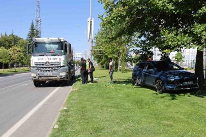 Elazığ’da otomobil ile beton mikseri çarpıştı: 5 yaralı
