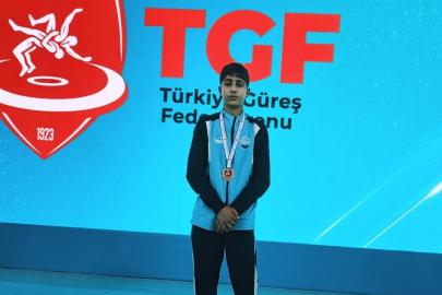 Eleşkirtli Berat Çelik minderde Türkiye şampiyonu oldu