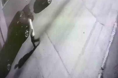 Elini öptüğü yaşlı adamın 2 milyon liralık altınını çalan dolandırıcı başka bir vurgunun parasıyla yakalandı