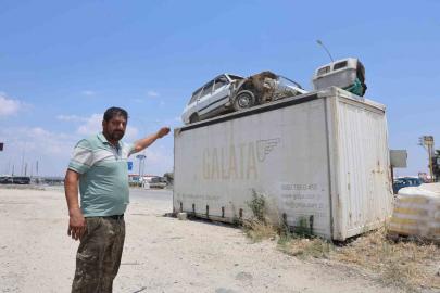 ’Emanet bizde namustur’ diyen esnaf, arkadaşının Toros’unu hırsızlardan koruyabilmek için forkliftle konteynerin üzerine koydu