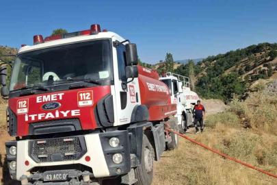 Emet’te ahır ve samanlık yangını: 2 büyükbaş hayvan telef oldu, 400 balya saman yandı