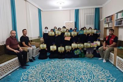 Emirdağ’da Aziziye Kız Hafızlık Kur’an Kursu öğrencilerine ‘Ebru Sanatı’ ve ‘Kaligrafi’ etkinliği’ ilgi gördü