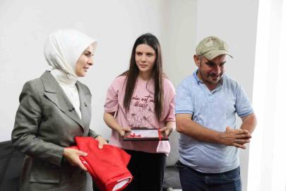 Engelli kardeşlerine ömrünü adayan Çilem’e ev tapusu teslim edildi