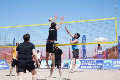 Erciyes’te 2 bin 200 metrede plaj voleybolu heyecanı yaşandı