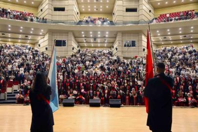 ERÜ Eğitim Fakültesi yeni mezunlarını verdi