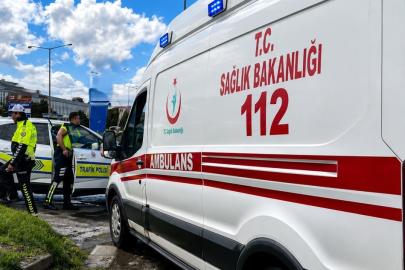 Erzincan-Erzurum karayolunda minibüs devrildi, 15 kişi yaralandı