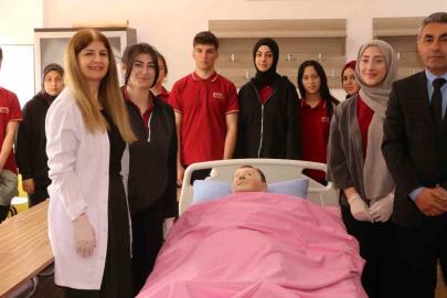 Erzincan’da meslek lisesi sağlık sektörüne bakım personeli yetiştiriyor