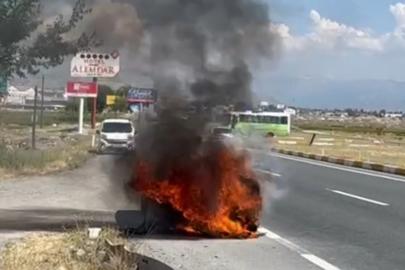 Erzincan’da otomobil küle döndü! Sürücünün sigaralı müdahalesi dikkat çekti